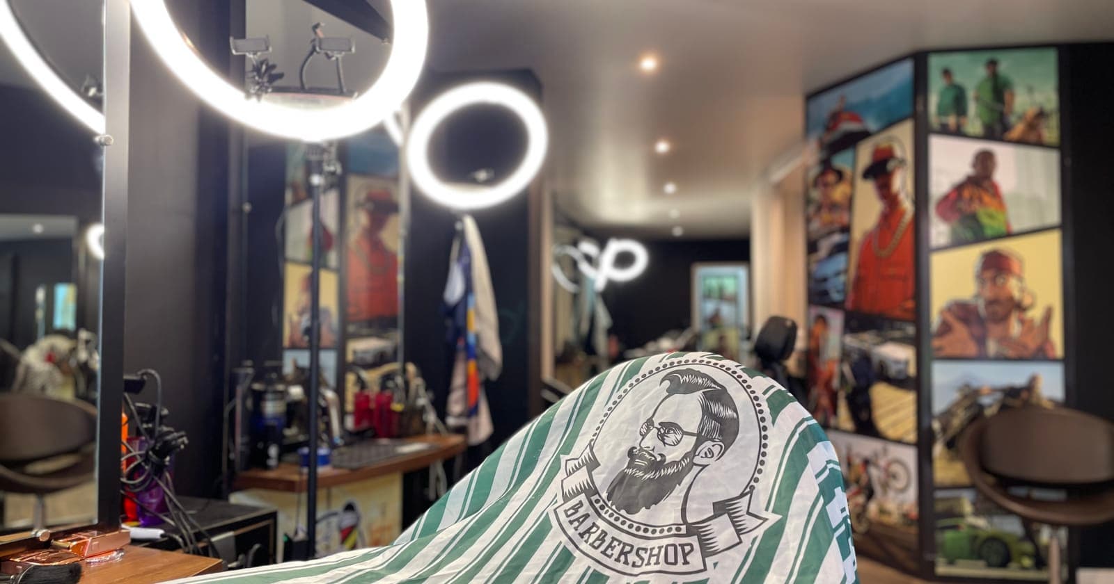 La salle, murs noirs et fresques